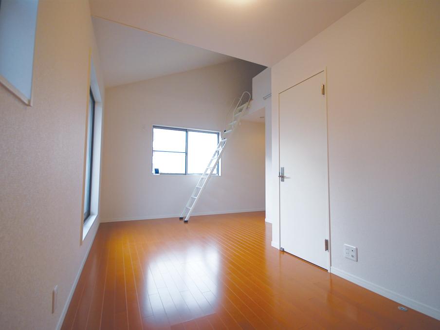 Non-living room. The main bedroom of 11 quires breadth of the L-shaped. Also possible to make the corner of the even there is room hobby put a double bed. (No. 1 point)