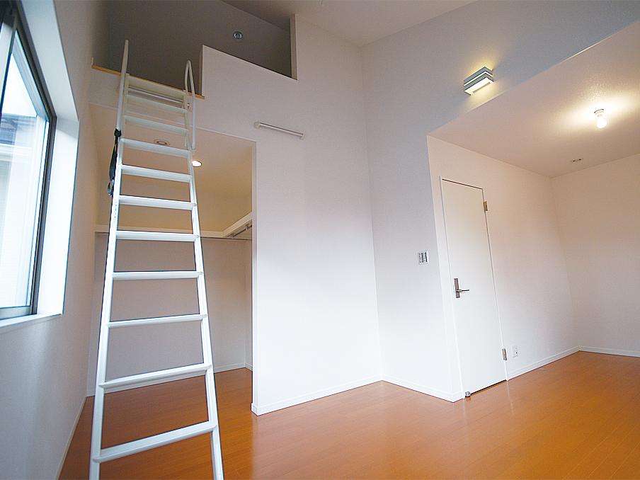 Receipt. Provided with a loft and an open closet, It has enabled the storage of large capacity. (No. 1 point)