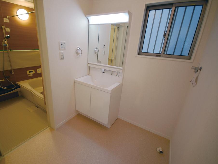 Wash basin, toilet. Wash basin in the kitchen next to ・ Housework is Hakadori because there is a bathroom. (No. 1 point)