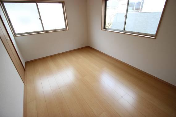 Non-living room. Pair glass used in all living room! !