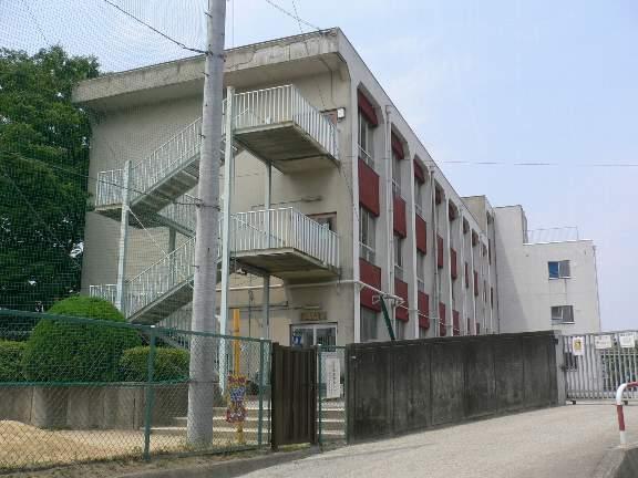 Primary school. Katano Ritcho Takaratera to elementary school 420m