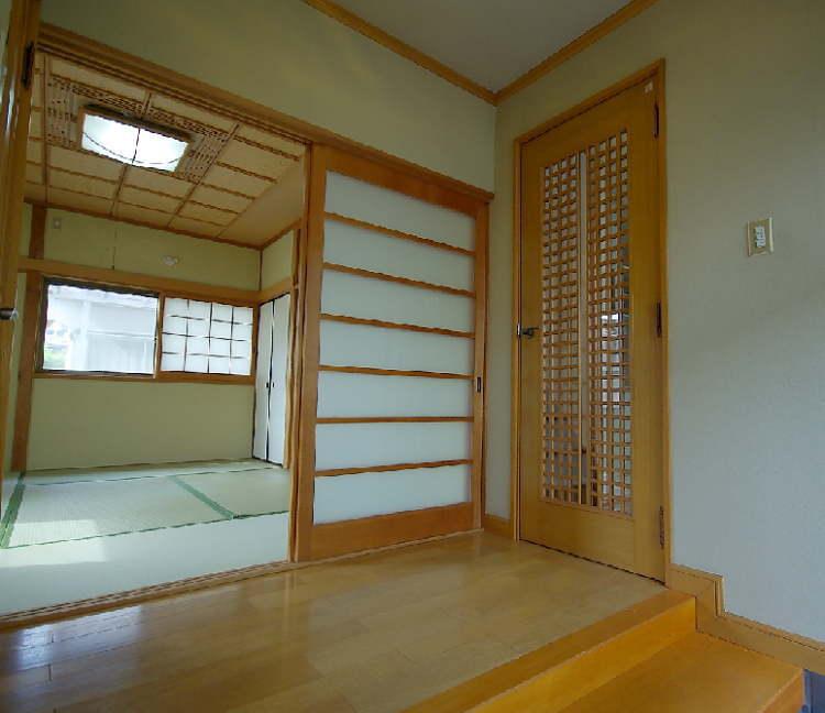 Entrance. Local (July 2013) Shooting Wide entrance