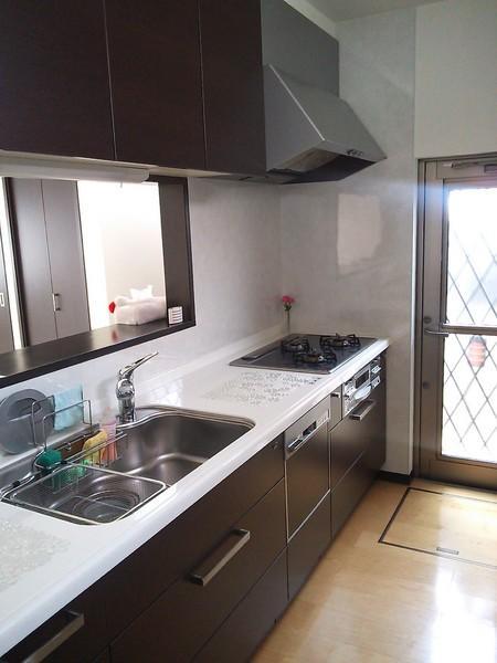 Kitchen. With friendly tableware washing dryer is also in the hands of mom