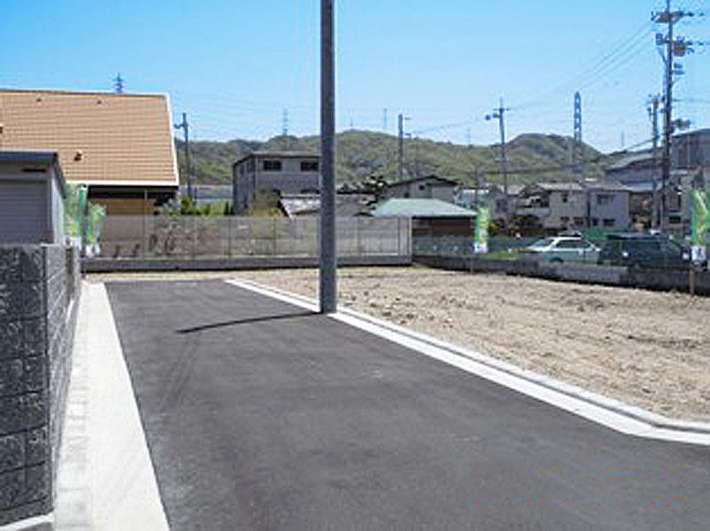 Local land photo. In front road Town dedicated road, Children also is safe.