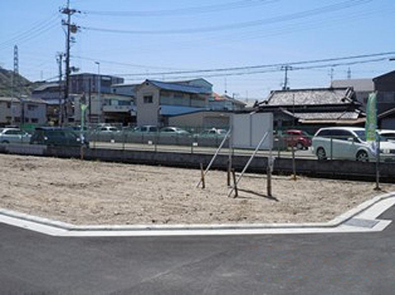 Local photos, including front road. Although the front road is facing north, Since the south As you can see there is a parking lot adjacent, Hirake have to day is the perfect!