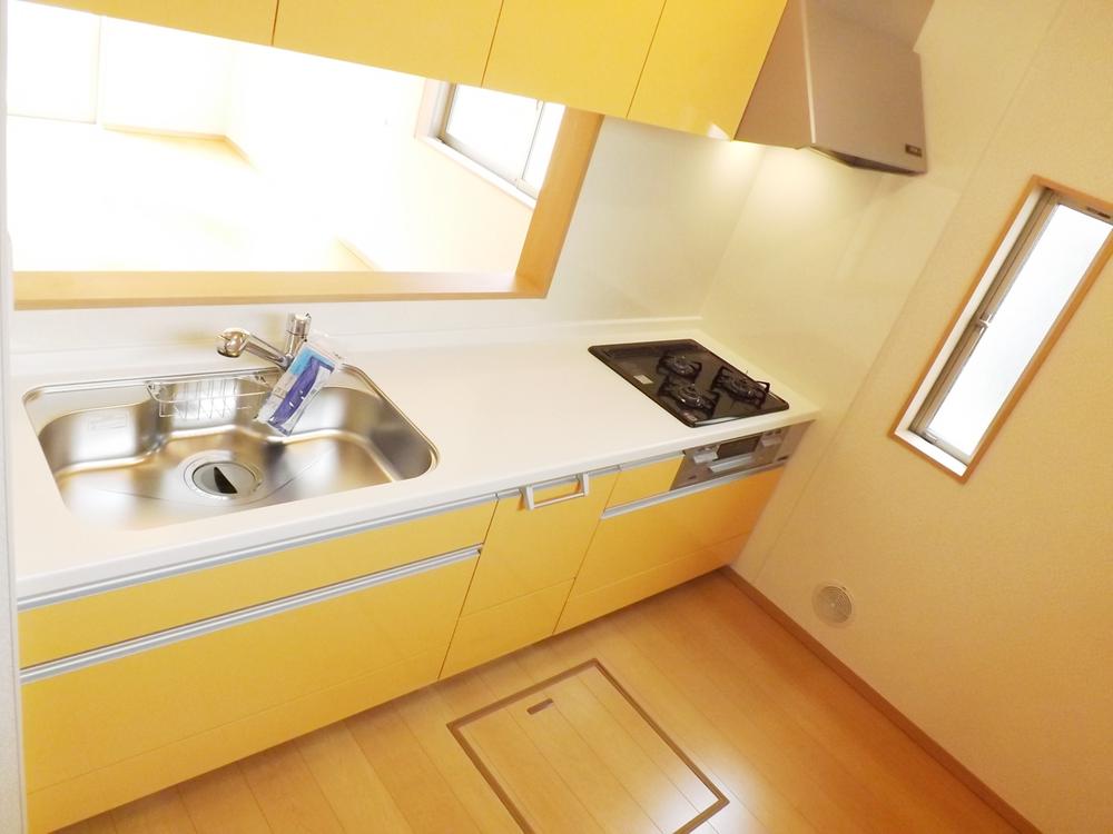 Kitchen. Local photo (kitchen) Slide storage water purifier shower!