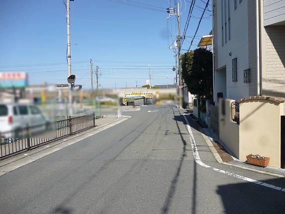 Local photos, including front road. The west side of the road width is, Easy parking is also because there is about 8m