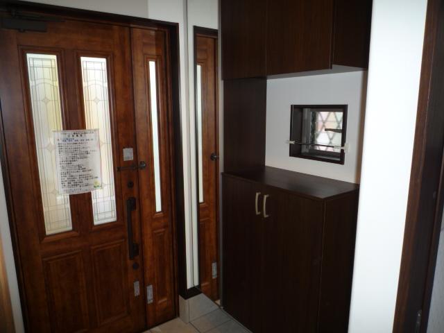 Entrance. Color shoe box of bitter brown