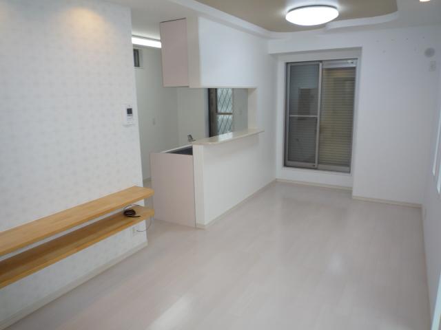 Living. Go to the porch from the kitchen in a face-to-face! 