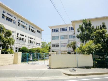 Junior high school. A 5-minute walk to the first junior high school.