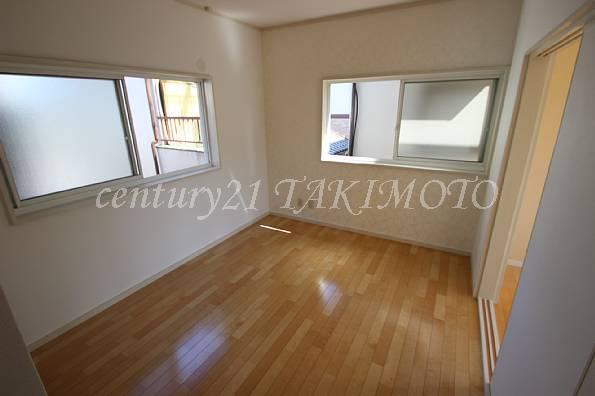 Non-living room. 2F Western-style. Bright two-plane daylight!