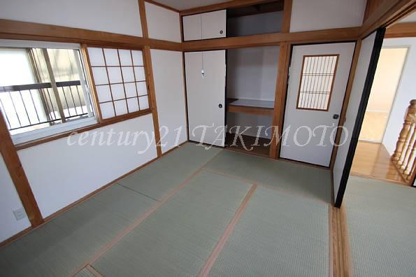 Non-living room. 2F Japanese-style room. It comes with a closet!