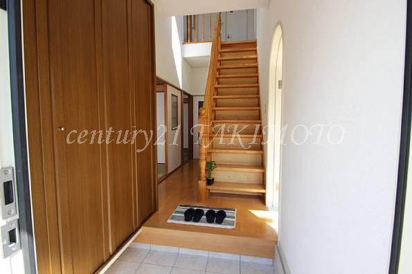 Entrance. It is the entrance hall! We Na'tsu in the upper atrium!