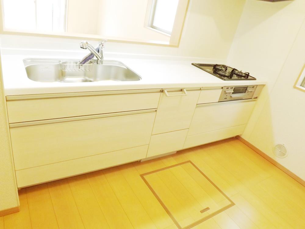 Kitchen. Local photo (kitchen) Slide storage water purifier shower!