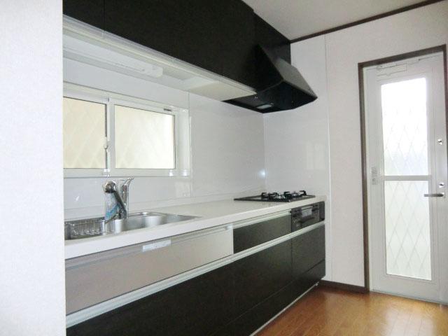 Kitchen. Local photo (kitchen) Slide storage! Water purifier with shower!