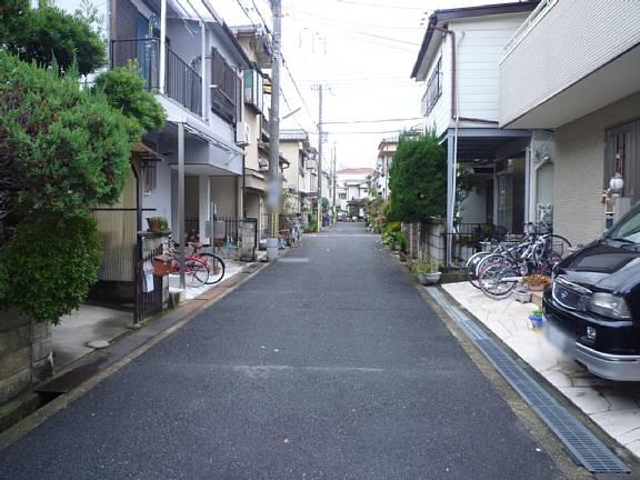 Local photos, including front road. Front road spacious 4.7m! !