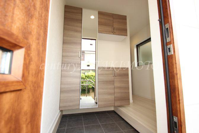 Receipt. Shoes BOX is a mirror with