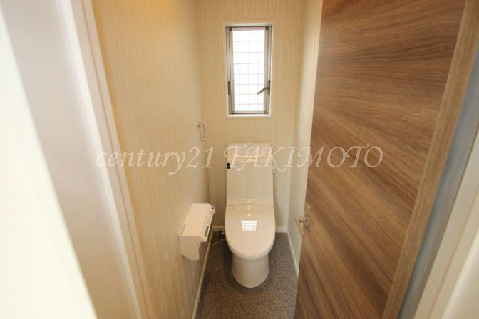 Toilet. Pat ventilation There is a window in the toilet!