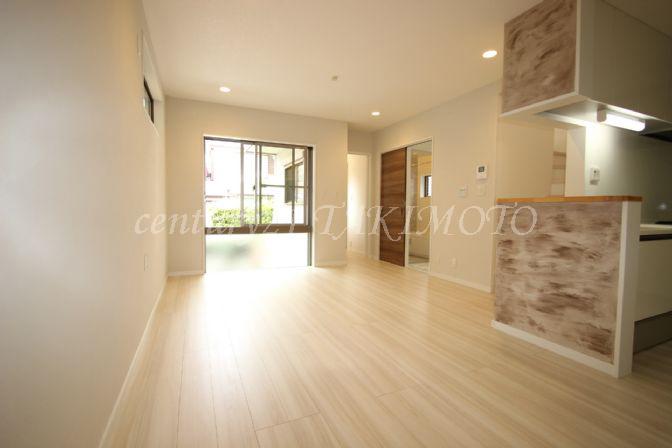 Living. Light coming through the west bright enough ^^ shutters is what Tsu electric! !