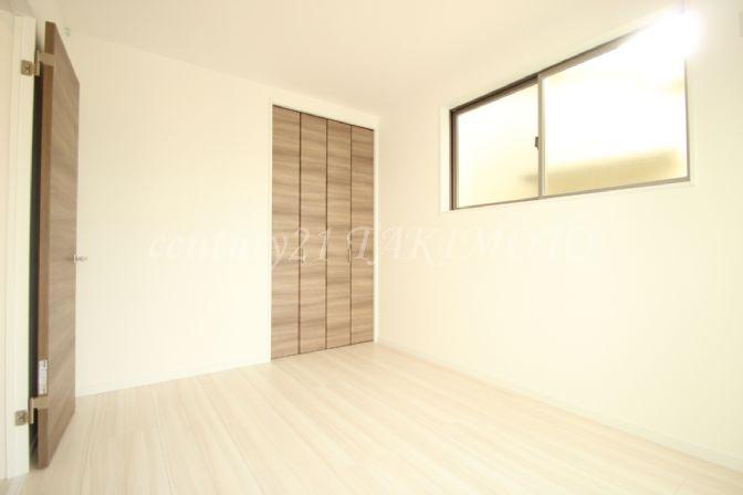 Non-living room. Joinery also harmonize well with the cross in the fashionable color