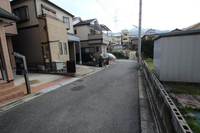 Local photos, including front road. Before the road, Because it is a room of 4.8m abutment, Peace of mind