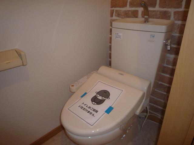 Toilet. That we have to Pikkapika, Once please see! Warm water washing toilet seat had made also the second floor of the toilet! 