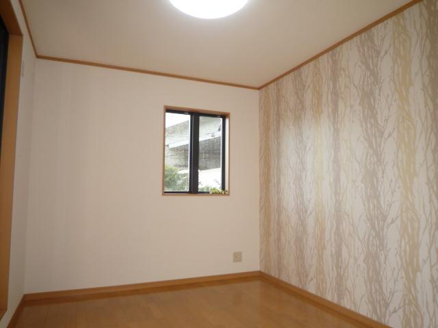 Non-living room. It was renovated to clean