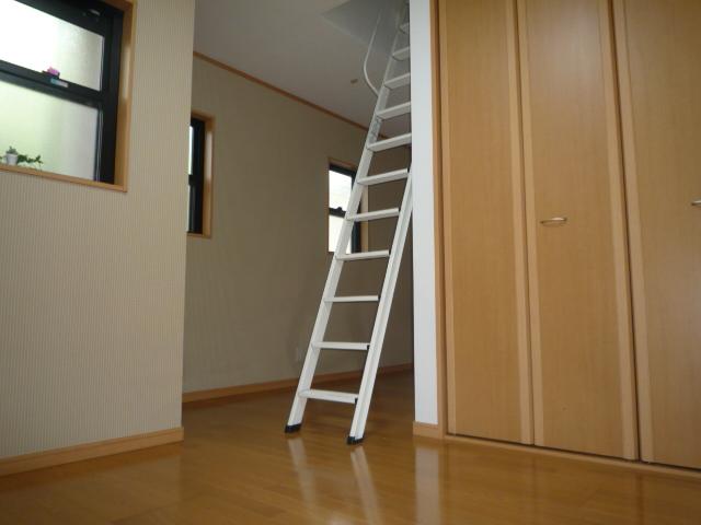 Non-living room. You outta luck housed in spacious 8 pledge room each room! 