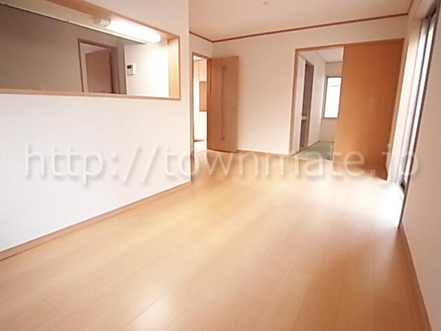 Living. Bright, good spacious living room of sun per