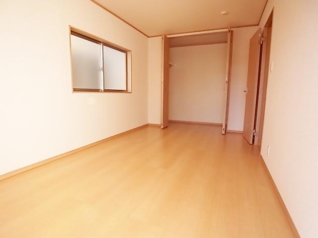 Non-living room. Comfortable plenty in storage space