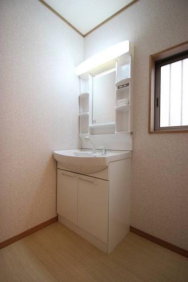 Wash basin, toilet. Storage rich washbasin! !