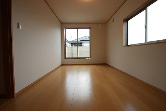 Non-living room. Pair glass used in all living room! !