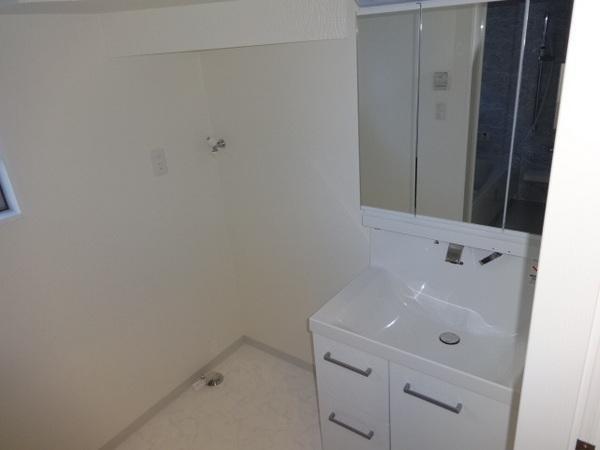 Wash basin, toilet. Vanity excellent triple mirror type in storage capacity and functionality