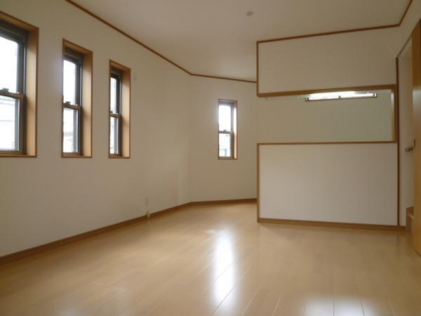 Living. Spacious living room, which was stuck in the open feeling and daylighting