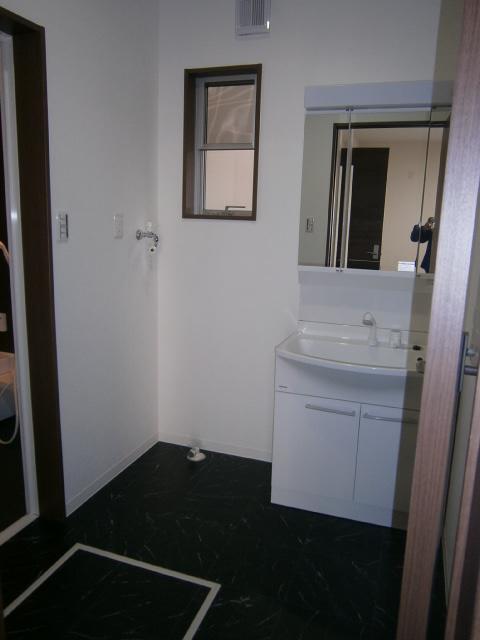 Wash basin, toilet. It is easy to live in and out of from LDK