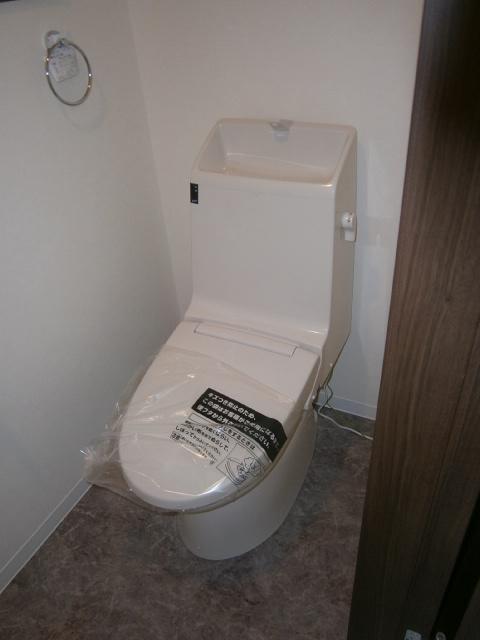Toilet. Large invention with a bidet, which boasts the world of Japanese (^ _ ^) v
