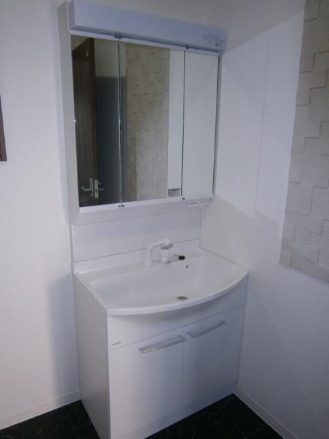 Wash basin, toilet. Housed plenty of wash basin! !