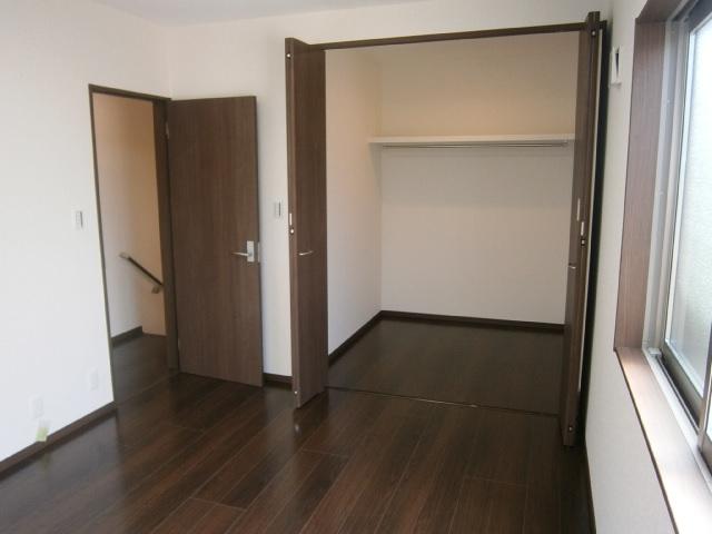 Non-living room. Walk-in closet! !