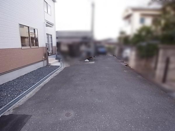 Local photos, including front road. Parking is easy in the previous road spacious