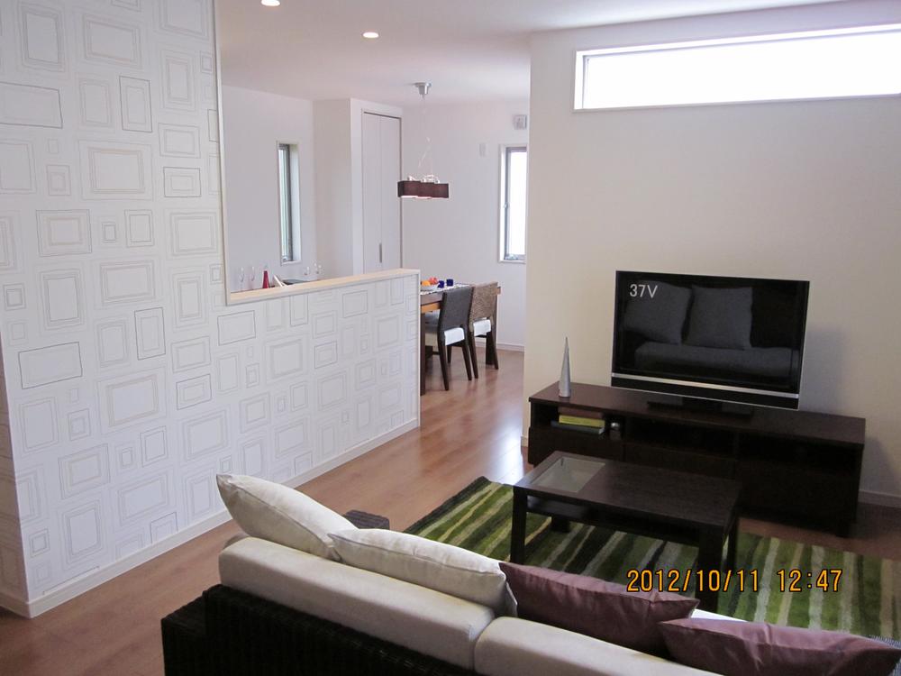 Living. Open-minded living with a skylight.