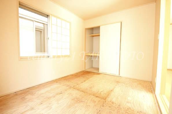 Non-living room. Living adjacent of Japanese-style room. Tatami has not yet entered.