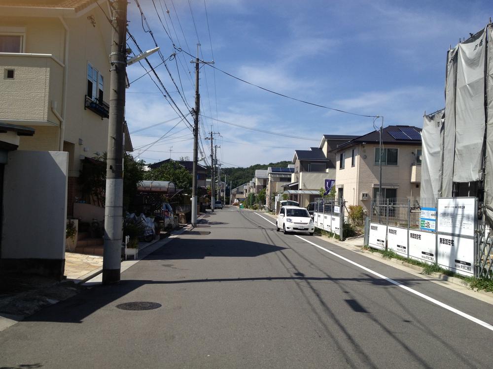 Local photos, including front road. 2013 / 7 / 12 Not troubled in the parking of the car at the front road spacious 8m or more.