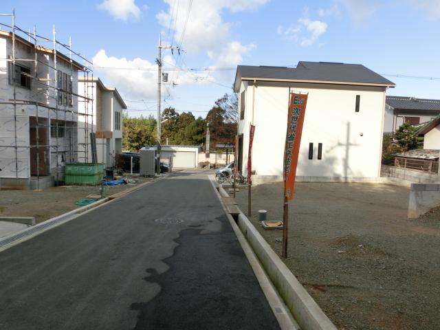 Local photos, including front road. Car traffic volume is less quiet residential area.