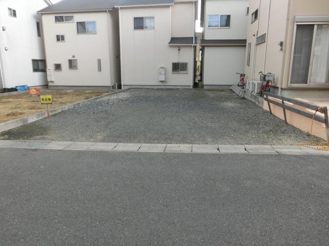 Local photos, including front road. Local (11 May 2013) Shooting p No. land