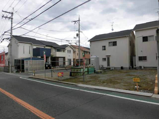 Local photos, including front road. Local (11 May 2013) Shooting No. 26 place