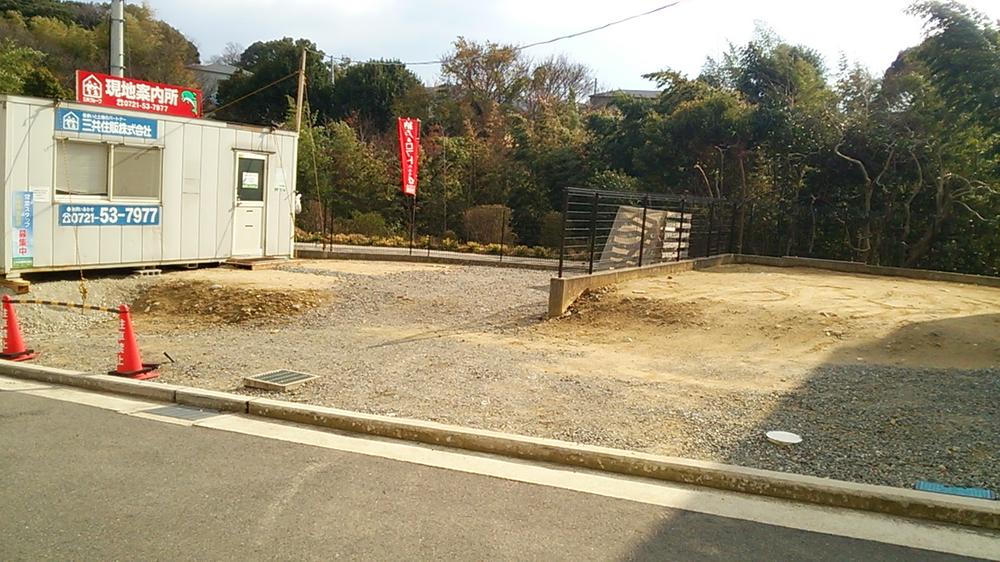 Local photos, including front road. 11 ・ No. 12 place is a building without sunshine good and quiet residential area on the south side.