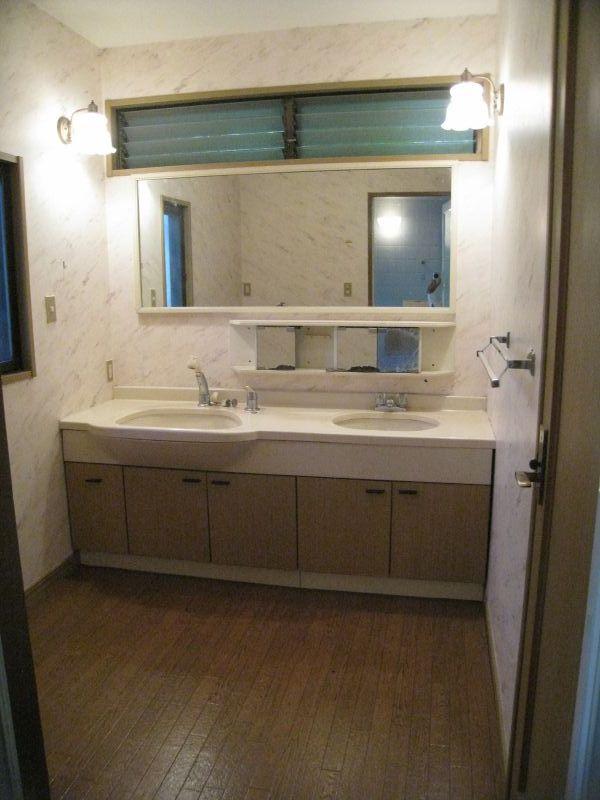 Wash basin, toilet. Indoor (10 May 2012) shooting