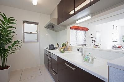 Kitchen.  ☆ Model house kitchen Kitchen adoption of Yamaha! And the top plate and the sink is made of artificial marble, Is easy seam without care.