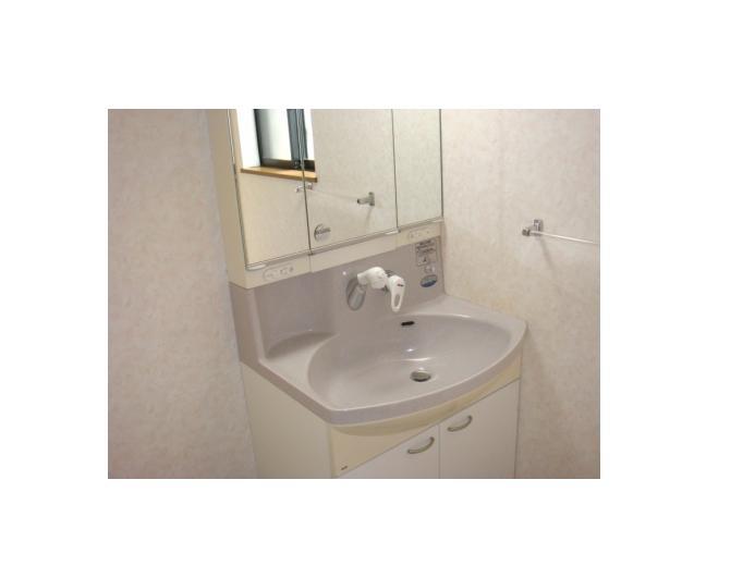 Wash basin, toilet. Wash