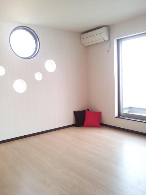 Building plan example (introspection photo). Western style room Round window was directing the brightness and fashionable, It works well and around becomes dark ☆